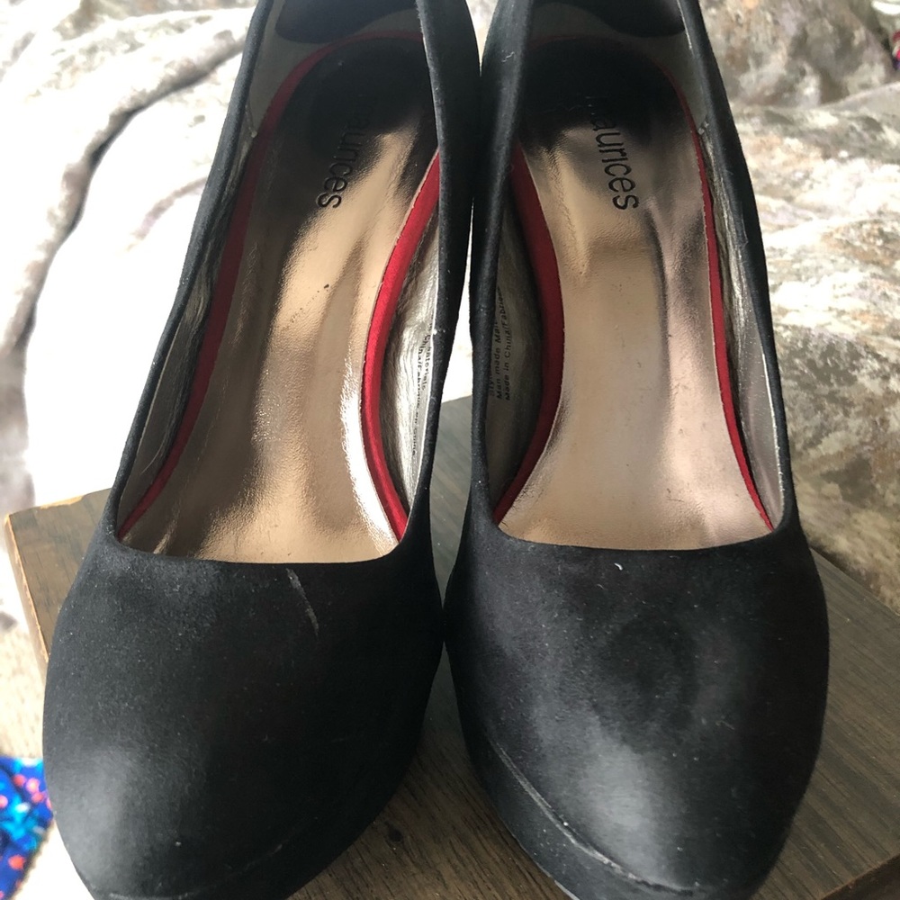 Black pumps